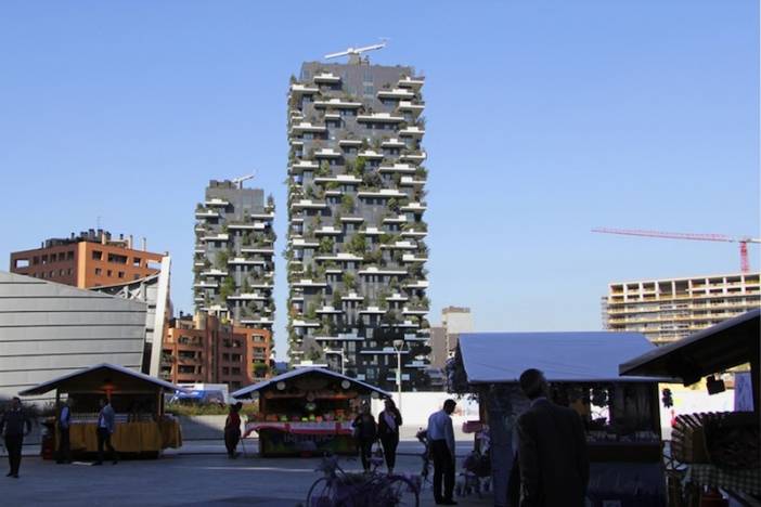 2_bosco-verticale_view from across district