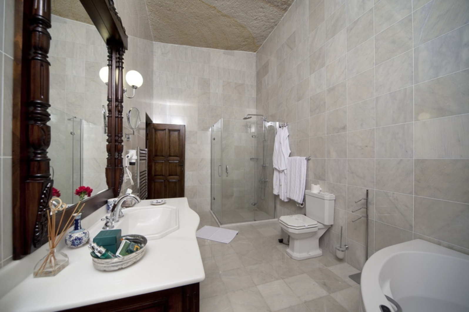 The Turkish baths include white marble floors and walls, pedestal sinks, ceramic tubs, hydromassage, steam showers or Jacuzzis.