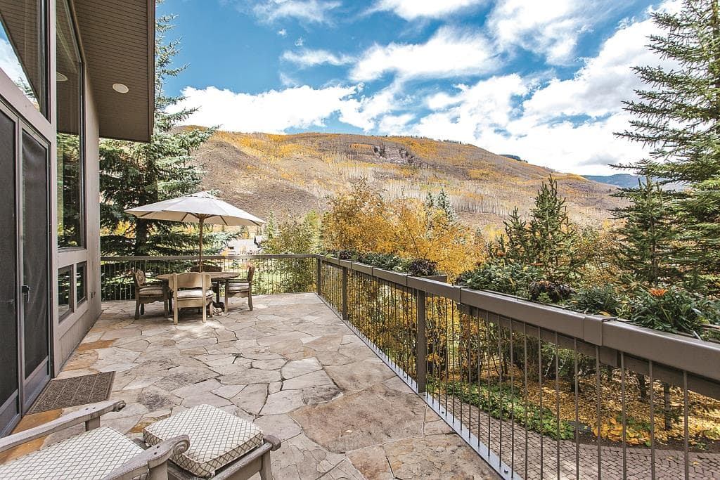 Patio_high_2028775-min