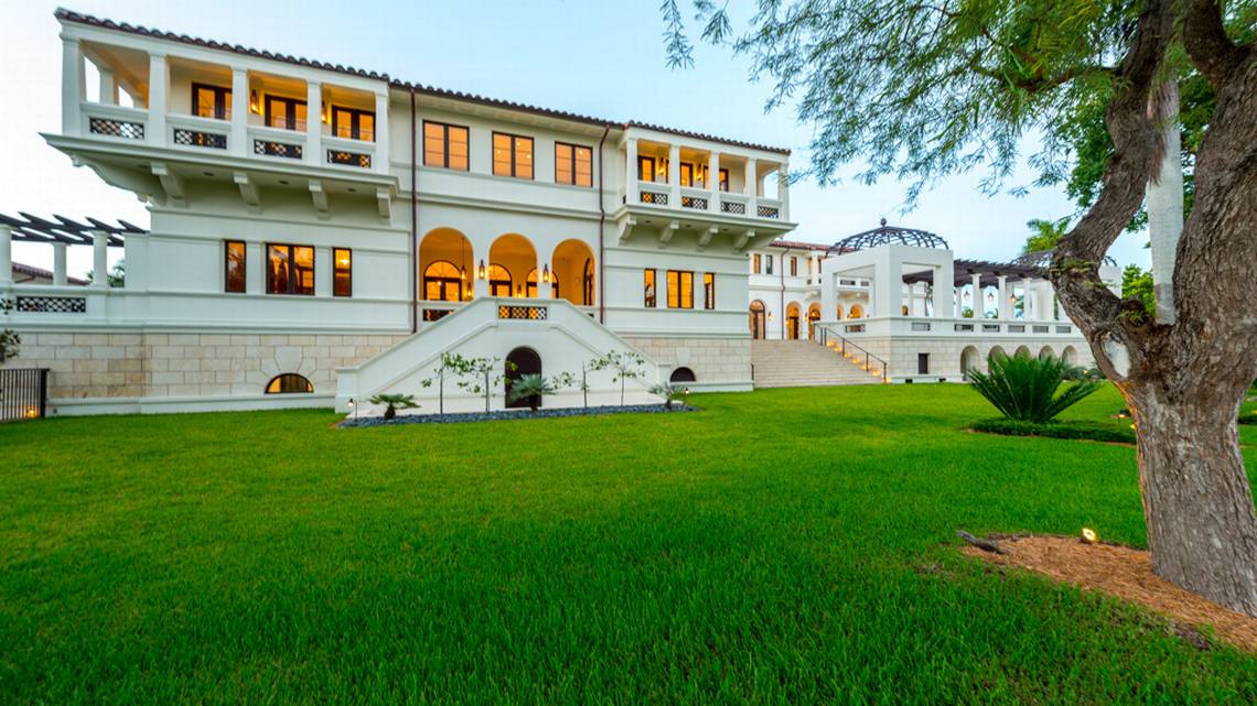 300CostaneraRd-CoralGablesFlorida_DELongIsland_Agent_DouglasElliman_Photography_42539528_high_res