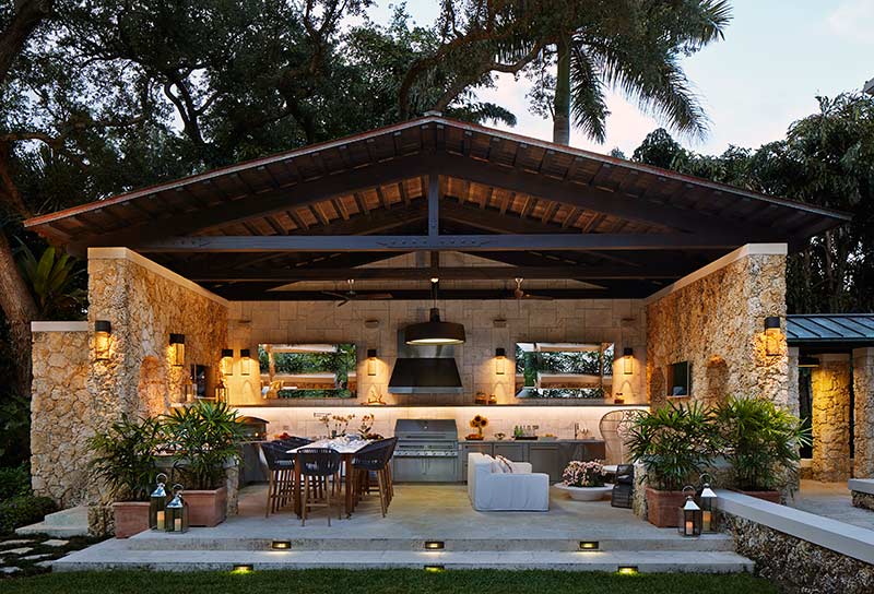 Alfresco Dining: Luxury Homes